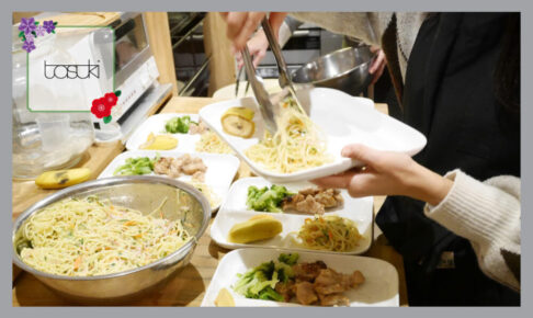 ご飯をトングで取り分ける女性