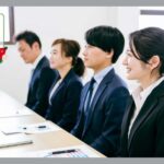 面接を受けている、4人の男女