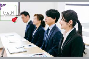 面接を受けている、4人の男女
