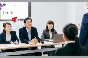 仕事の面接をしている男女3人