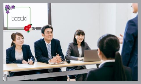 仕事の面接をしている男女3人