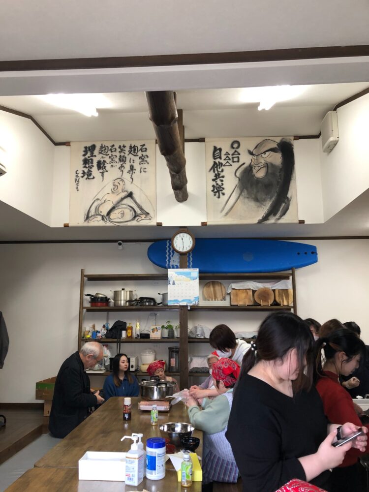 食堂に人がたくさん集まっている