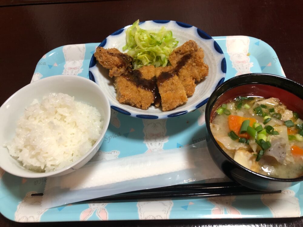 トンカツと豚汁とごはんが載ったお盆