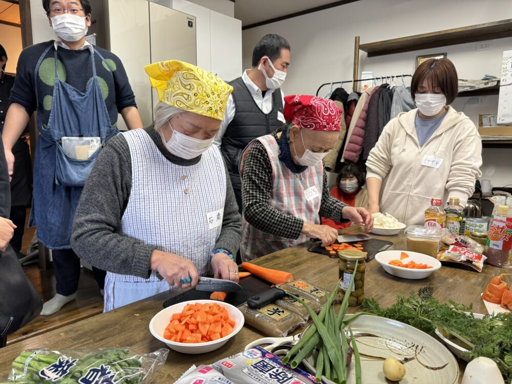 色んな年代の男女が料理をしている