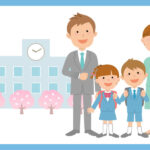 小学校をバックに新一年生と両親が記念撮影している様子