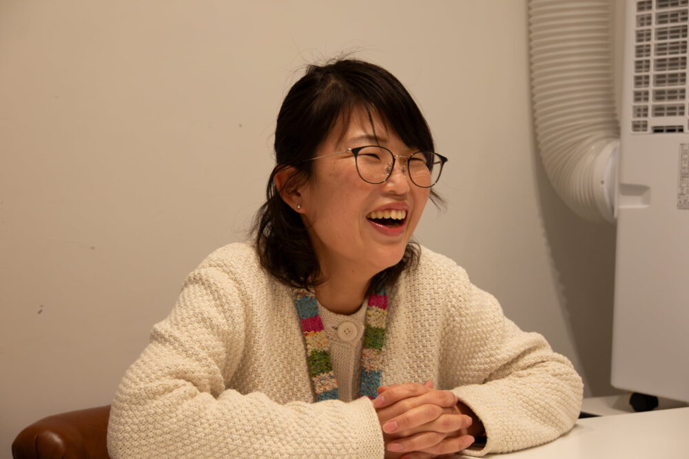 笑顔の眼鏡の女性