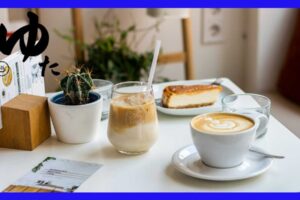 カフェラテとケーキが置いてある机の画像