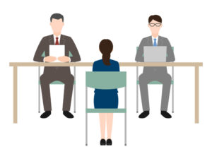 女性が面接官二人に面接を受けている様子