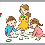 かるたで遊ぶ、家族3人