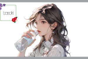 ペットボトルの水を飲む女性