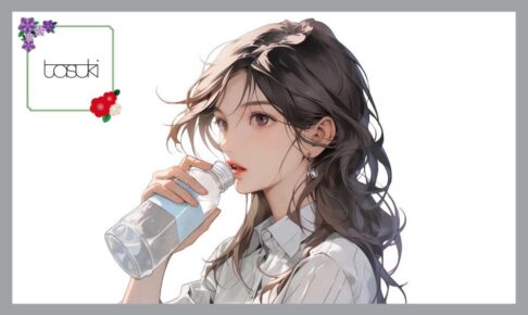 ペットボトルの水を飲む女性