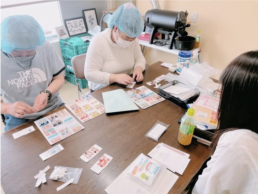 ネイルチップを作っている様子
