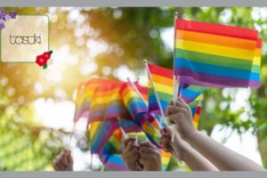 LGBTQの旗を持つ人たち