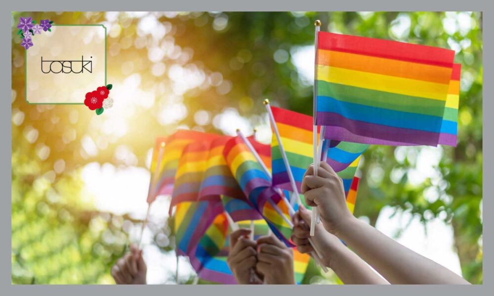LGBTQの旗を持つ人たち