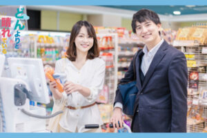 セルフレジで会計をしている若い夫婦