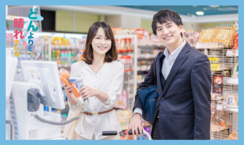 セルフレジで会計をしている若い夫婦