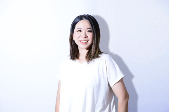 笑顔を見せる、ボブヘアの女性