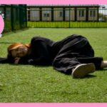 芝生の上に横たわる女性