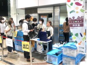 食材を受け取る人と、渡す人