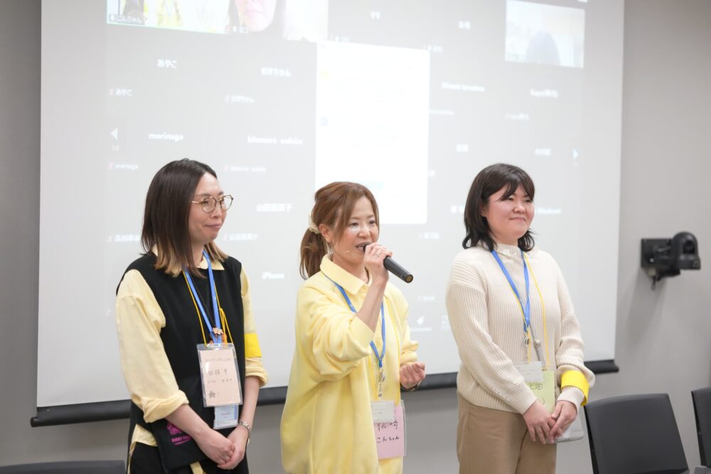 笑顔で話をする女性3人