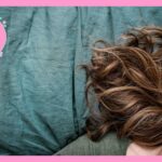 シーツの上に、目を閉じて横たわる女性