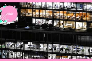 夜のオフィスビルで、働く人々