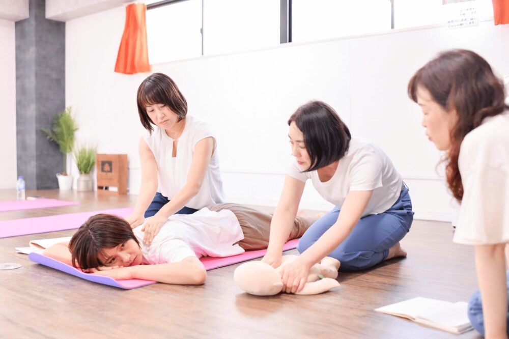 施術を受ける女性たち