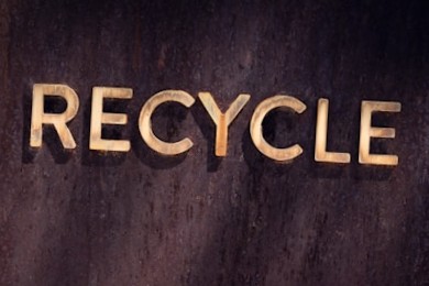 茶色い壁に描かれたRECYCLEの文字