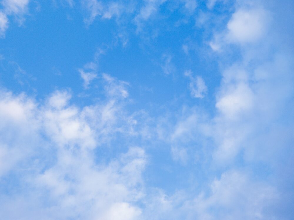 雲が少しかかった青空