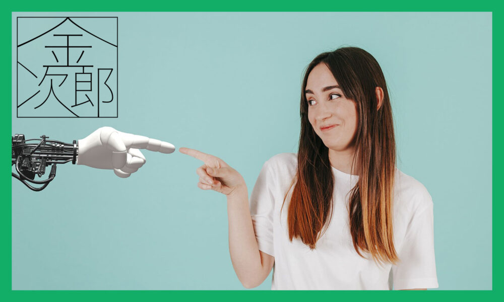 女性が機械の手と人差し指でコンタクトする様子