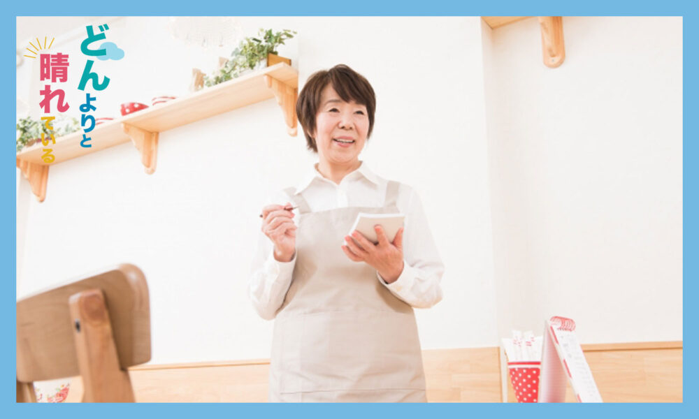 シニア女性が注文を取っているところ