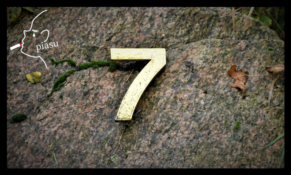 地面に落ちている「7」の文字