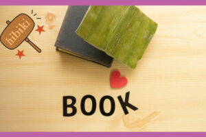 英語で「BOOK」というかいてあり、一冊の本が開いている状態。