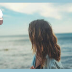 海を見ている女性