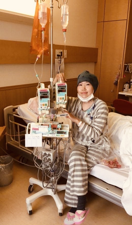 ２４時間栄養点滴と医療用麻薬モルヒネ点滴を受けているビーチサンダルを履いた女性です。