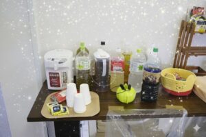 テーブルの上に美味しそうなジュースやお茶が並んでいる