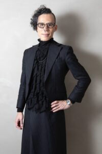 おしゃれなメガネをかけた男性