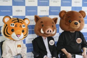 左からトラ、イノシシ、クマが座ってインタビューを受けている