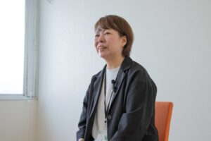 微笑みながら話す女性（林さん）