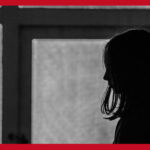 暗い部屋にいる女性の横顔