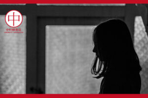 暗い部屋にいる女性の横顔
