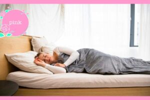 ベットの上に横になり、眠っている女性