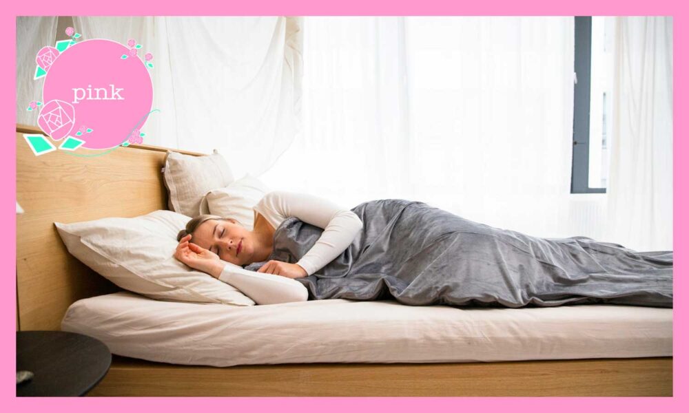 ベットの上に横になり、眠っている女性