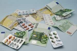 テーブルの上にあるお薬とお金