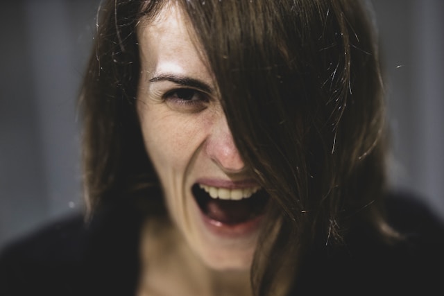 口を開けて怒りの表情をした女性