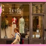 お店のショーウインドウに飾られている、マネキンに着せてある洋服