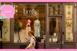 お店のショーウインドウに飾られている、マネキンに着せてある洋服
