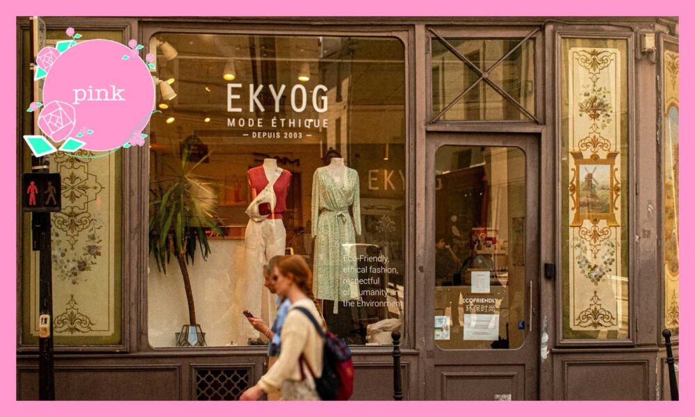 お店のショーウインドウに飾られている、マネキンに着せてある洋服