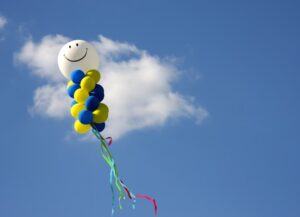 青空に笑顔の風船