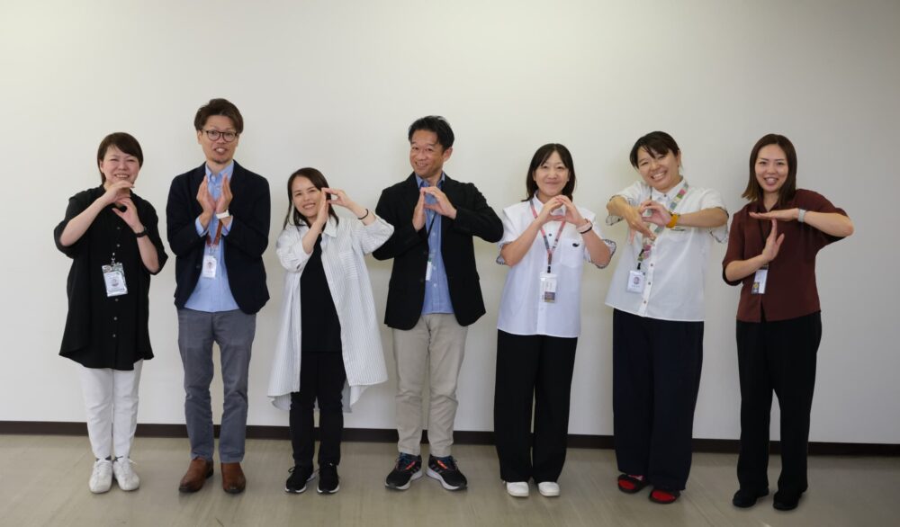 SUPPORTの皆さんが並んで写真を撮っている様子